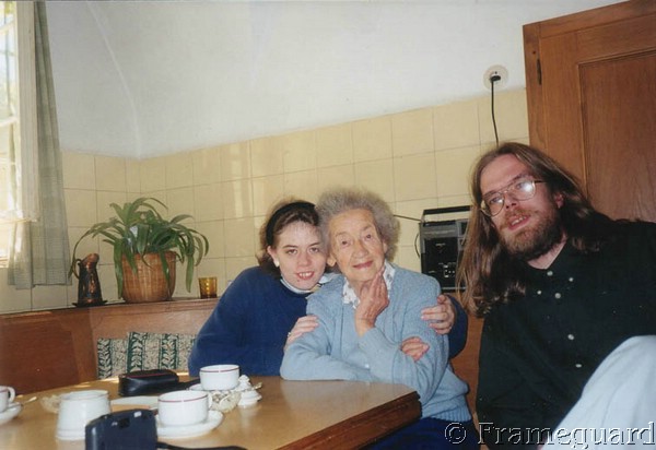 Mit meiner Schwester zu Besuch bei meiner Omi.JPG